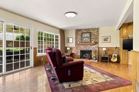 Living - 142 Spindlewood Ave, Camarillo, CA 93012 photo 3 of 7