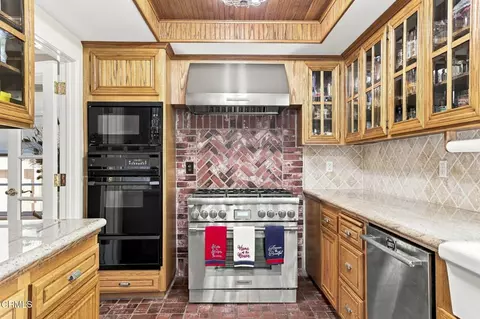 Kitchen - 142 Spindlewood Ave, Camarillo, CA 93012 photo 4 of 7