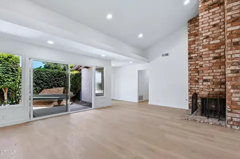 Living - 963 Palmer Ave, Camarillo, CA 93010 photo 3 of 10