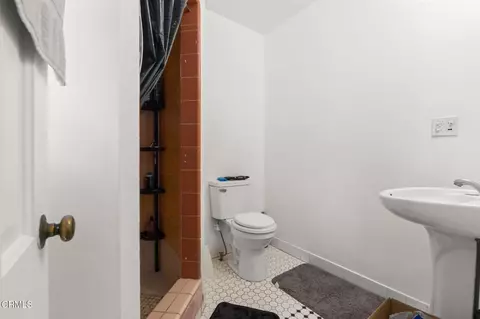 Bath - 439 Deodar Ave, Oxnard, CA 93030 photo 4 of 6