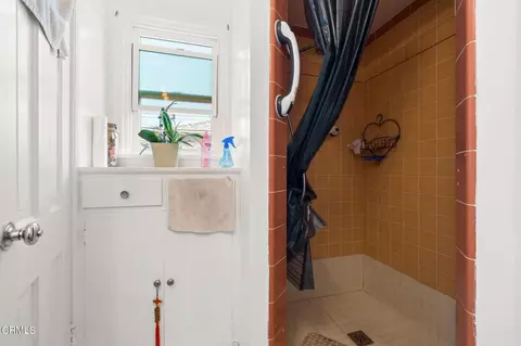 Bath - 439 Deodar Ave, Oxnard, CA 93030 photo 5 of 6