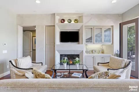 Living - 4061 Farralon Way, Oxnard, CA 93035 photo 4 of 5