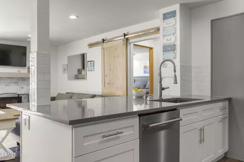 Kitchen - 2274 Martinique Ln, Oxnard, CA 93035 photo 4 of 6