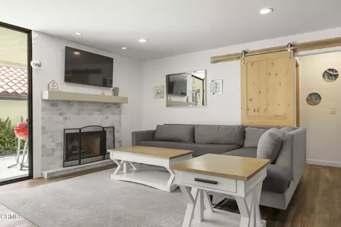 Living - 2274 Martinique Ln, Oxnard, CA 93035 photo 2 of 3