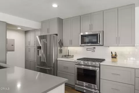 Kitchen - 2274 Martinique Ln, Oxnard, CA 93035 photo 2 of 6