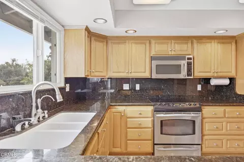 Kitchen - 14 Bradford Ave, Camarillo, CA 93010 photo 4 of 5