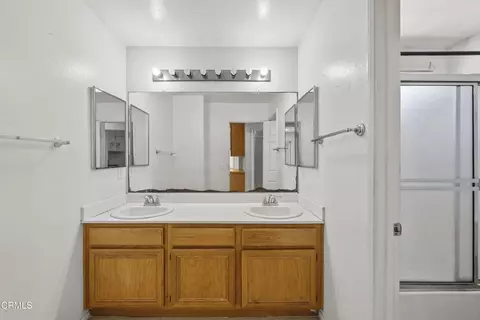 Bath - 1561 Lagoon Ln, Oxnard, CA 93035 photo 2 of 2