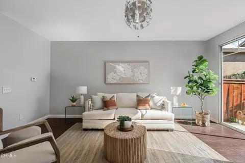 Living - 2032 Veracruz Ln, Oxnard, CA 93036 photo 2 of 3