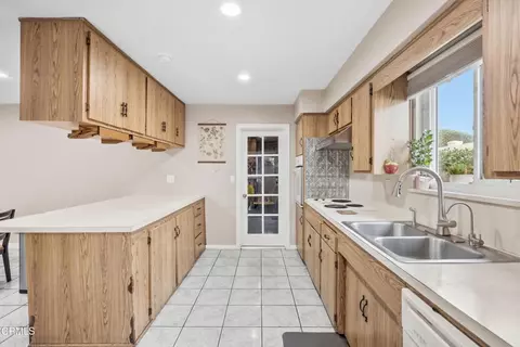 Kitchen - 4400 Hamilton Ave, Oxnard, CA 93033 photo 3 of 3