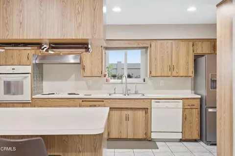 Kitchen - 4400 Hamilton Ave, Oxnard, CA 93033 photo 2 of 3