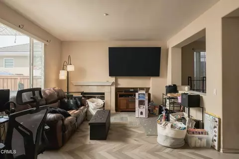 Living - 799 Fresca Dr, Oxnard, CA 93030 photo 2 of 2