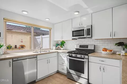 Kitchen - 534 Holly Ave, Oxnard, CA 93036 photo 2 of 3