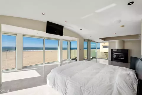 Bedroom - 4015 Ocean Dr, Oxnard, CA 93035 photo 2 of 4