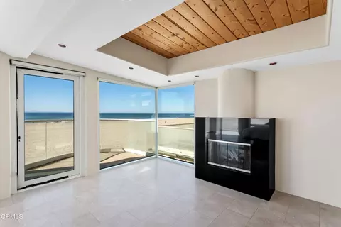 Living - 4015 Ocean Dr, Oxnard, CA 93035 photo 5 of 6