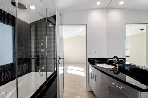 Bath - 4015 Ocean Dr, Oxnard, CA 93035 photo 2 of 4
