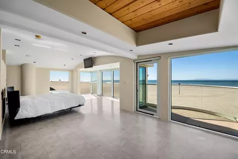 Bedroom - 4015 Ocean Dr, Oxnard, CA 93035 photo 3 of 4
