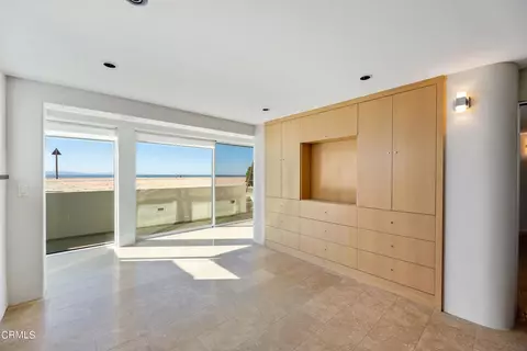 Living - 4015 Ocean Dr, Oxnard, CA 93035 photo 6 of 6