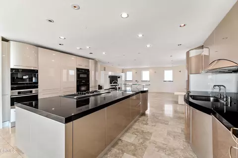 Kitchen - 4015 Ocean Dr, Oxnard, CA 93035 photo 4 of 7