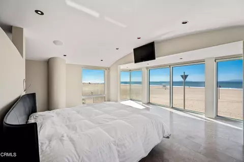 Bedroom - 4015 Ocean Dr, Oxnard, CA 93035 photo 1 of 4