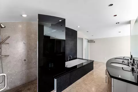 Bath - 4015 Ocean Dr, Oxnard, CA 93035 photo 3 of 4