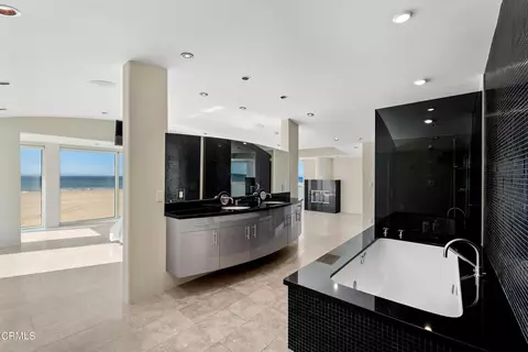 Bath - 4015 Ocean Dr, Oxnard, CA 93035 photo 1 of 4
