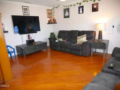Living - 4912 Bradfield Pl, Oxnard, CA 93033 photo 2 of 4