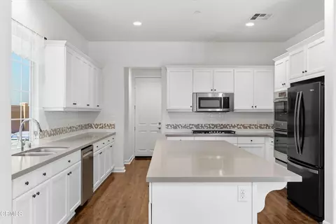 Kitchen - 1600 Mulligan St, Oxnard, CA 93036 photo 3 of 6