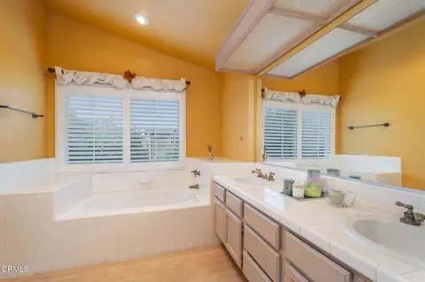 Bath - 1601 Oneida Pl, Oxnard, CA 93030 photo 1 of 2