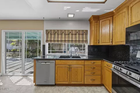 Kitchen - 327 Otono Ct, Camarillo, CA 93012 photo 3 of 3