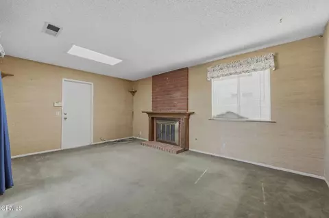 Living - 2110 Pamela St, Oxnard, CA 93036 photo 5 of 9