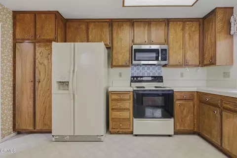 Kitchen - 2110 Pamela St, Oxnard, CA 93036 photo 2 of 9
