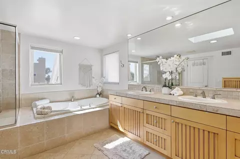 Bath - 4029 Sunset Ln, Oxnard, CA 93035 photo 2 of 8