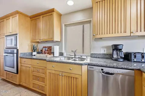 Kitchen - 4029 Sunset Ln, Oxnard, CA 93035 photo 3 of 6