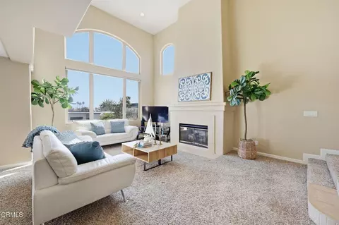 Living - 4029 Sunset Ln, Oxnard, CA 93035 photo 4 of 5