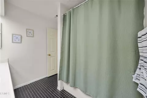 Bath - 2930 Windward Way, Oxnard, CA 93035 photo 2 of 4