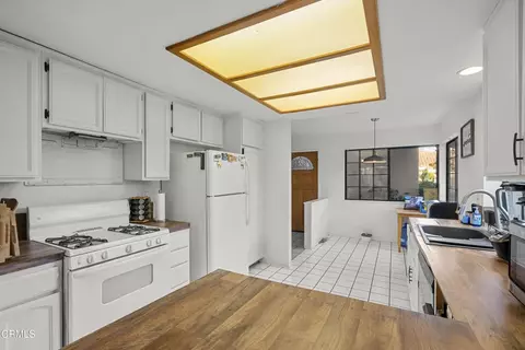 Kitchen - 2930 Windward Way, Oxnard, CA 93035 photo 6 of 8