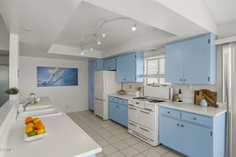 Kitchen - 261 Hollywood Blvd, Oxnard, CA 93035 photo 2 of 5