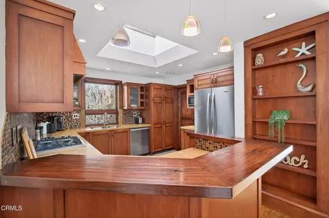 Kitchen - 2916 Lakeshore Ct, Oxnard, CA 93035 photo 2 of 5