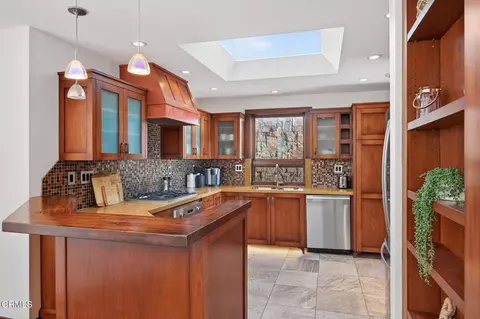 Kitchen - 2916 Lakeshore Ct, Oxnard, CA 93035 photo 1 of 5