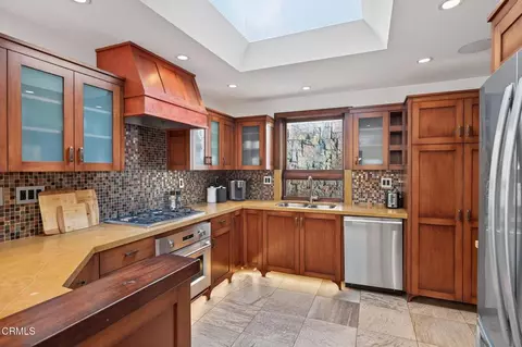 Kitchen - 2916 Lakeshore Ct, Oxnard, CA 93035 photo 3 of 5