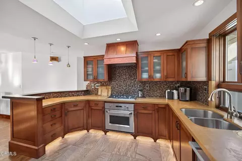 Kitchen - 2916 Lakeshore Ct, Oxnard, CA 93035 photo 4 of 5