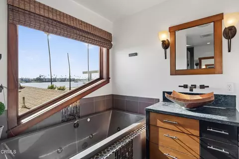 Bath - 2916 Lakeshore Ct, Oxnard, CA 93035 photo 2 of 9