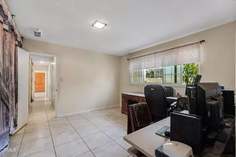 Entry Way - 405 W Beverly Dr, Oxnard, CA 93030 photo 2 of 2