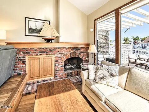 Living - 2020 Kingsbridge Way, Oxnard, CA 93035 photo 2 of 3
