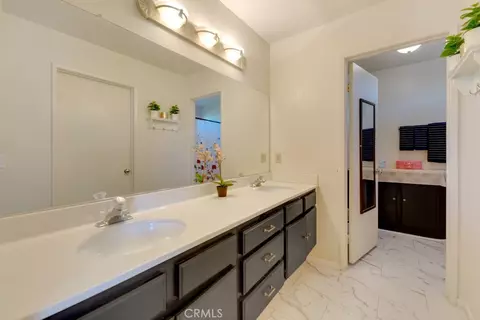 Bath - 43927 Fallon Dr, Lancaster, CA 93535 photo 2 of 4
