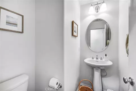 Bath - 827 E Promenade #E, Azusa, CA 91702 photo 1 of 3