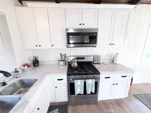 Kitchen - 27809 N Bay Rd, Lake Arrowhead, CA 92352 photo 1 of 2