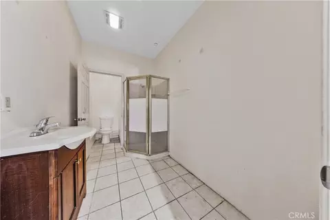 Bath - 2540 Monroe St, Riverside, CA 92504 photo 2 of 6