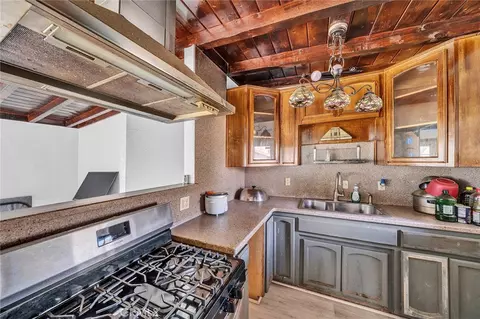 Kitchen - 31516 Clay River Rd, Barstow, CA 92311 photo 2 of 4