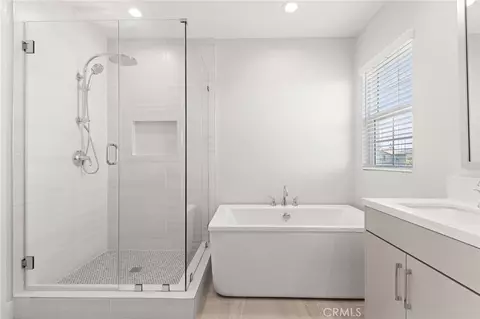 Bath - 585 Patten Ave, Placentia, CA 92870 photo 2 of 3